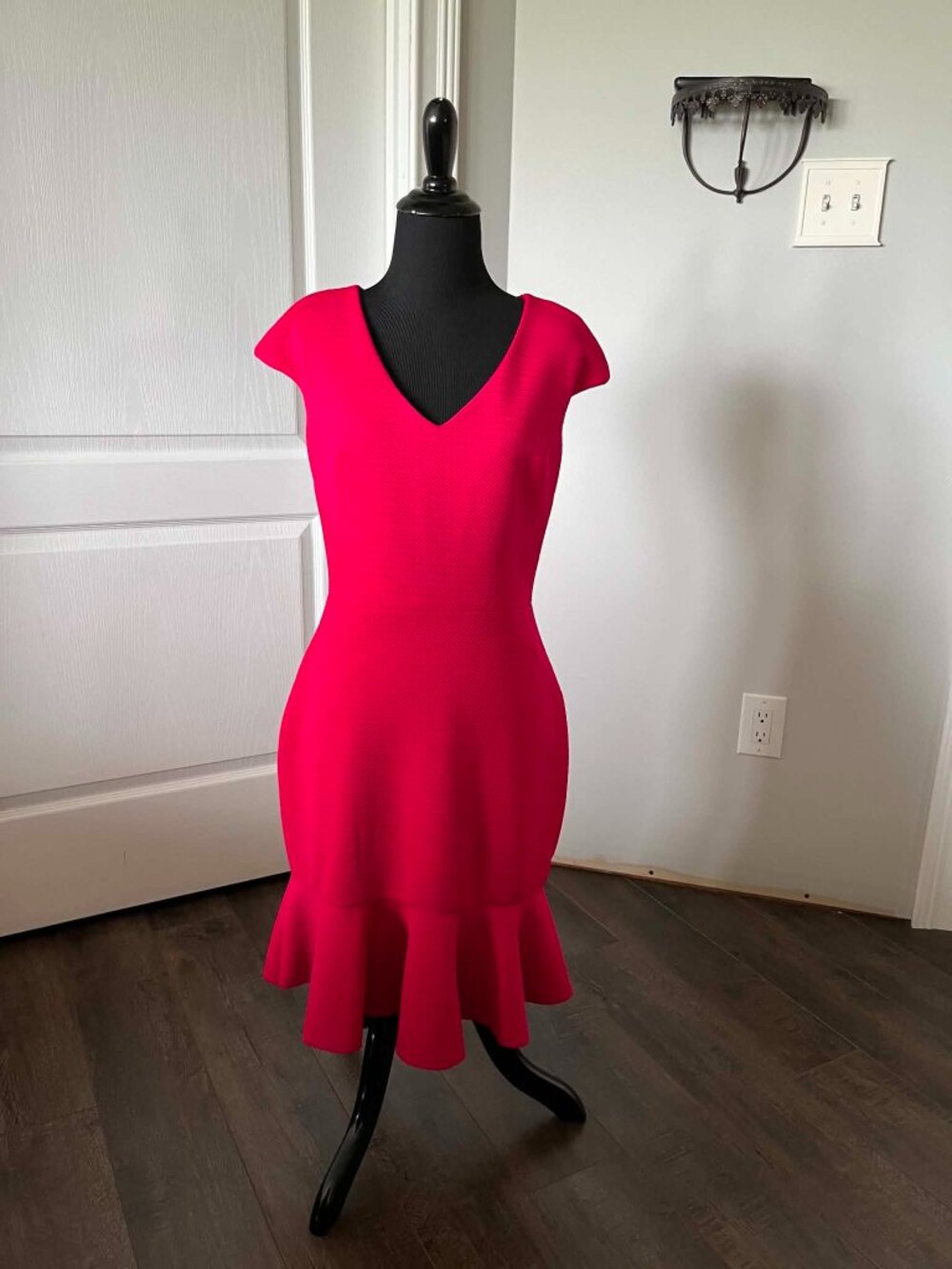 Cache Eyelet Sheath Dress Stretch and flared ruffled hem size 4 Pink